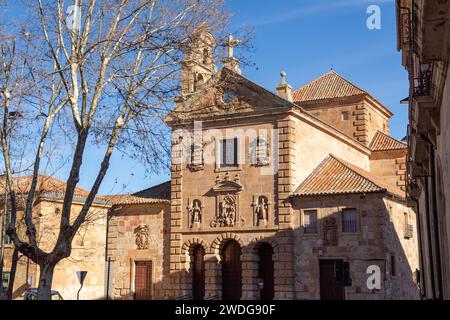 Salamanca, Spanien – 20. Februar 2022: Außenansicht der Pfarrkirche San Pablo in Salamanca, Spanien. Stockfoto