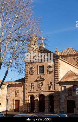 Salamanca, Spanien – 20. Februar 2022: Außenansicht der Pfarrkirche San Pablo in Salamanca, Spanien. Stockfoto