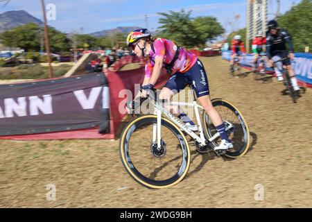 Benidorm, Valencianische Gemeinde, Spanien. Januar 2024. Benidorm, Spanien, 20. Januar 2024: Die Radfahrerin Blanka Kata Vas während des offiziellen Trainings der UCI Radkreuz-Weltmeisterschaft 2024 - Benidorm, am 20. Januar 2024 im Parque Foiotes in Benidorm, Spanien. (Kreditbild: © Alberto Brevers/Pacific Press via ZUMA Press Wire) NUR REDAKTIONELLE VERWENDUNG! Nicht für kommerzielle ZWECKE! Stockfoto