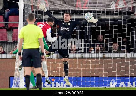 Alkmaar, Niederlande. Januar 2024. ALKMAAR, NIEDERLANDE - 20. JANUAR: Vangelis Pavlidis von AZ Alkmaar tritt den Ball, Torhüter Jasper Schendelaar von PEC Zwolle lenkt den Ball während des niederländischen Eredivisie-Spiels zwischen AZ und PEC Zwolle im AFAS-Stadion am 20. Januar 2024 in Alkmaar ab. (Foto von Patrick Goosen/Orange Pictures) Credit: dpa/Alamy Live News Stockfoto