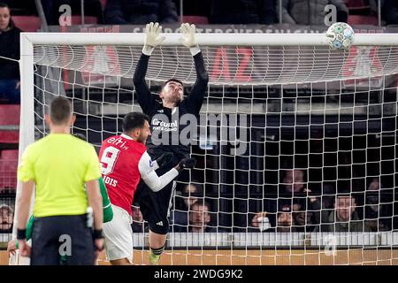 Alkmaar, Niederlande. Januar 2024. ALKMAAR, NIEDERLANDE - 20. JANUAR: Vangelis Pavlidis von AZ Alkmaar tritt den Ball, Torhüter Jasper Schendelaar von PEC Zwolle lenkt den Ball während des niederländischen Eredivisie-Spiels zwischen AZ und PEC Zwolle im AFAS-Stadion am 20. Januar 2024 in Alkmaar ab. (Foto von Patrick Goosen/Orange Pictures) Credit: dpa/Alamy Live News Stockfoto