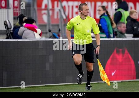 Alkmaar, Niederlande. Januar 2024. ALKMAAR, NIEDERLANDE - 20. JANUAR: Assistentin Maarten Ketting sieht beim niederländischen Eredivisie-Spiel zwischen AZ und PEC Zwolle im AFAS-Stadion am 20. Januar 2024 in Alkmaar, Niederlande, zu. (Foto von Patrick Goosen/Orange Pictures) Credit: dpa/Alamy Live News Stockfoto