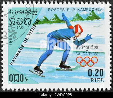 Von Kambodscha gedruckte Briefmarke, auf der Speed Skating, Werbung für die Olympischen Winterspiele in Calgary, um 1988 gezeigt wird. Stockfoto