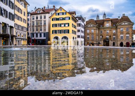 Zürich Stadtzentrum, Schweiz. Die Altstadt von Zuerich mit dem berühmten Munsterhof-Brunnen und historischen Häusern im Winter Stockfoto