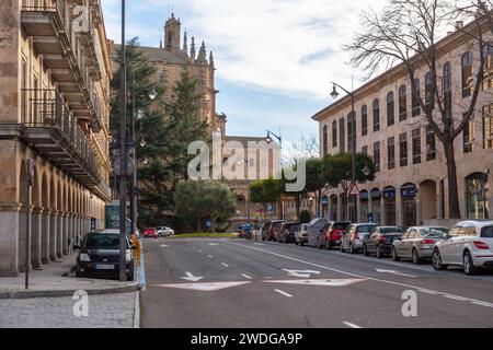 Salamanca, Spanien - 20. Februar 2022: Außenansicht der St. Stephanskirche im Kloster Duenas in Salamanca, Spanien. Stockfoto