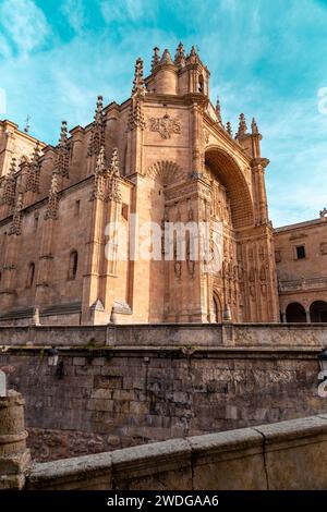 Salamanca, Spanien - 20. Februar 2022: Außenansicht der St. Stephanskirche im Kloster Duenas in Salamanca, Spanien. Stockfoto