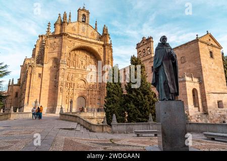 Salamanca, Spanien - 20. Februar 2022: Außenansicht der St. Stephanskirche im Kloster Duenas in Salamanca, Spanien. Stockfoto