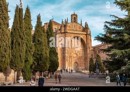 Salamanca, Spanien - 20. Februar 2022: Außenansicht der St. Stephanskirche im Kloster Duenas in Salamanca, Spanien. Stockfoto