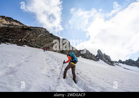 Bergsteiger auf einem steilen Pfad im Schnee, Aufstieg zum Schönbichler Horn, Berliner Hoehenweg, Zillertaler Alpen, Tirol, Österreich Stockfoto