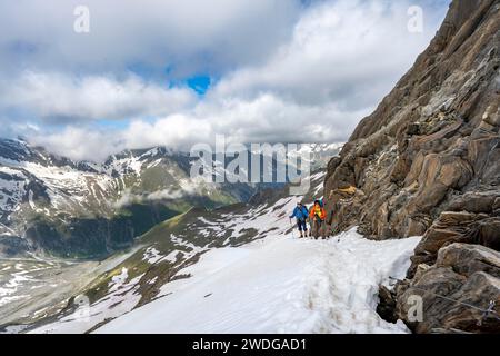 Zwei Bergsteiger auf einem Wanderweg im Schnee, Aufstieg zum Schönbichler Horn, Berliner Hoehenweg, Zillertaler Alpen, Tirol, Österreich Stockfoto