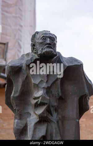 Salamanca, Spanien – 20. Februar 2022: Bronzestatue von Miguel de Unamuno, dem berühmten spanischen Schriftsteller aus Salamanca, Spanien. Stockfoto