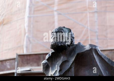 Salamanca, Spanien – 20. Februar 2022: Bronzestatue von Miguel de Unamuno, dem berühmten spanischen Schriftsteller aus Salamanca, Spanien. Stockfoto