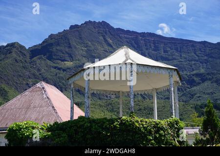 Weißer Pavillon auf der tropischen Insel La Réunion, Frankreich mit einem üppigen Garten in den Bergen Stockfoto