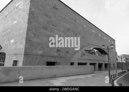 Salamanca, Spanien – 20. FEBRUAR 2022: Außenansicht des Kongresses und Expo-Palastes von Castille und Leon in Salamanca, Spanien. Stockfoto