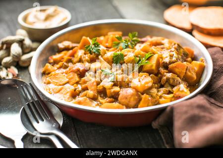 Afrikanischer Hähnchenerdnusseintopf mit Süßkartoffeln mit Basmatireis Stockfoto