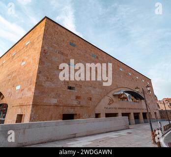 Salamanca, Spanien – 20. FEBRUAR 2022: Außenansicht des Kongresses und Expo-Palastes von Castille und Leon in Salamanca, Spanien. Stockfoto