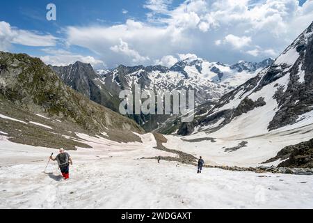 Bergsteiger wandern in einem Schneefeld, Noerdliche Mürchnerscharte, hinter Berggipfel kleiner Mürchner und Greizer Spitze mit Schnee, Berliner Stockfoto