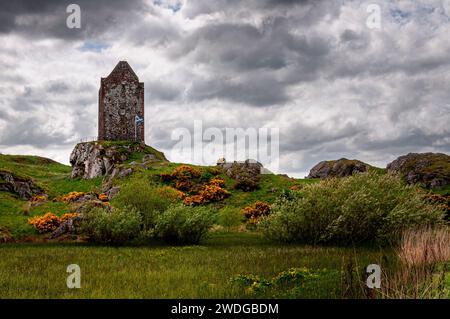 Smailholm Tower, in der schottischen Grenze, einer von vielen Wachtürmen entlang der einst unbeständigen Grenze zwischen Schottland und England Stockfoto