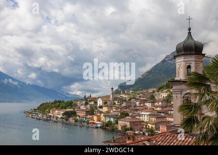 Blick auf Limone sul Garda, Gardasee, Provinz Brescia, Lombardei, Norditalien, Italien Stockfoto