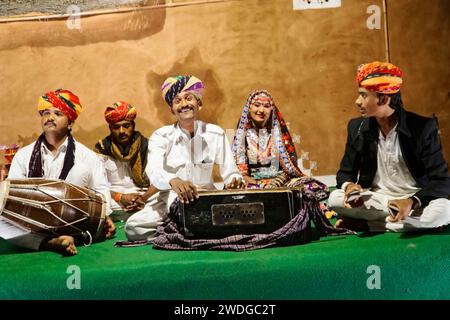 Kapelle, touristisches Zeltdorf in der Wüste Thar, vor einem roten Bus, in der Nähe von Jaisalmer, Rajasthan, Nordindien Stockfoto