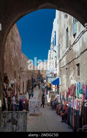 Gasse mit Händlern, Altstadt, Stadtzentrum, Schatten, Städtereise, Städtereise, Markt, Medina, Haus, Gebäude in Essouaira Stockfoto