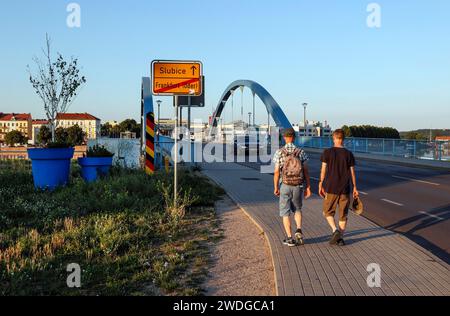 Fußgänger auf der Grenzbrücke zwischen Frankfurt/oder und der polnischen Stadt Slubice Stockfoto