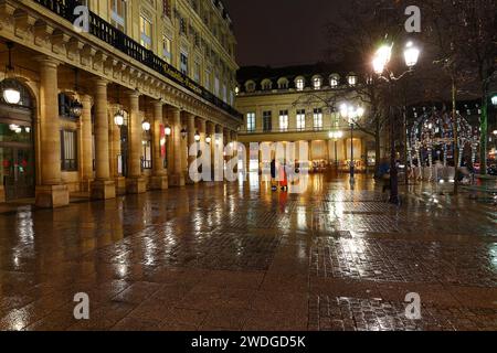 Place Colette am regnerischen Abend. Es ist ein Platz im 1. Bezirk von Paris im Königlichen Palast Viertel. Stockfoto