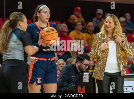 College Park, USA. Januar 2024. COLLEGE PARK, MD: - 20. JANUAR: Die Trainerin von Maryland Brenda Fres hat ein Problem mit dem Offiziellen während eines Basketballspiels zwischen den Maryland Terrapins und den Illinois Fighting Illini im Xfinity Center in College Park, Maryland am 20. Januar 2024. (Foto: Tony Quinn/SipaUSA) Credit: SIPA USA/Alamy Live News Stockfoto