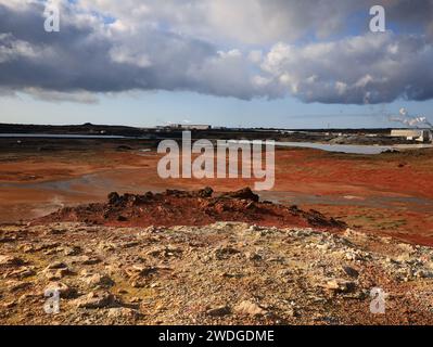 Gunnuhver ist ein beeindruckendes und farbenfrohes geothermisches Feld mit verschiedenen Schlammbecken und Fumarolen im südwestlichen Teil der Reykjanes-Halbinsel Stockfoto