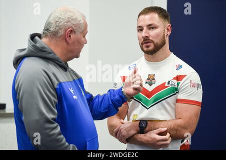 Wakefield, England – 19. Januar 2024 – Keighley Cougars Jack Miller spricht mit Carl Hall of Doncaster. Rugby League Championship, League One & 1895 Cup. Staffel Launch und Media Day im DIY Kitchens Stadium, Wakefield, UK Dean Williams Stockfoto