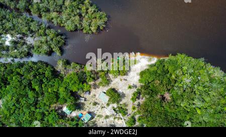 Der Rio fließt im dichten Amazonaswald in Brasilien Stockfoto