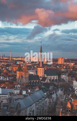 Beobachten Sie den Sonnenuntergang über Gent vom historischen Turm im Stadtzentrum aus. Romantische Farben am Himmel. Rotlicht beleuchtet Gent, Region Flandern, Stockfoto
