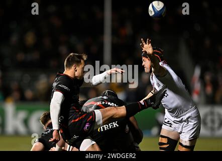 Barnet, Großbritannien. Januar 2024. EPCR Challenge Cup. Sarazenen V Lyon. StoneX Stadium. Barnet. Ivan van Zyl (Sarazenen) tritt als Félix Lambey (Lyon) versucht, während des Saracens V Lyon EPCR Investec Champions Cup, Runde 4, Pool 1 Rugby-Match zu blockieren. Quelle: Sport In Pictures/Alamy Live News Stockfoto