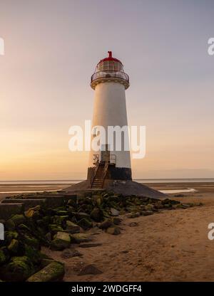 Point of Ayr Lighthouse und Talacre Beach bei Ebbe mit Sonnenuntergang, Talacre, River Dee Estuary, Flintshire, Wales, UK Stockfoto