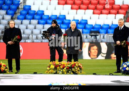 Günter Netzer, Karl-Heinz Körbel und Bastian Schweingsteiger bei der Gedenkfeier für Franz Beckenbauer in der Allianz Arena. München, 19.01.2024 *** Günter Netzer, Karl Heinz Körbel und Bastian Schweingsteiger bei der Gedenkfeier für Franz Beckenbauer in der Allianz Arena in München, 19 01 2024 Foto:XM.xWehnertx/xFuturexImagex beckenbauer gedenken 4140 Stockfoto