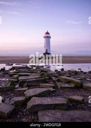 Alte Ruinen des Damms führen zum Point of Ayr Lighthouse am Talacre Beach bei Sonnenuntergang mit Ebbe, Talacre, Flintshire, Wales Stockfoto