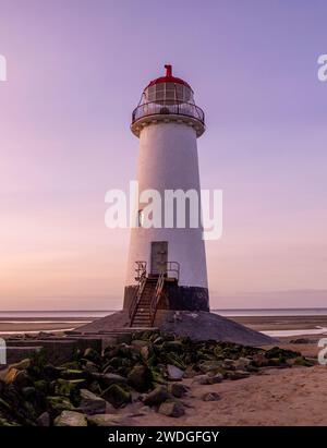 Point of Ayr Lighthouse und Talacre Beach bei Ebbe mit Sonnenuntergang, Talacre, River Dee Estuary, Flintshire, Wales, UK Stockfoto