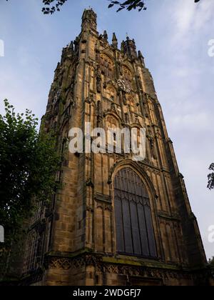 Flacher Blick auf den Turm der Pfarrkirche von St Giles', Church Street, Wrexham, Wrexham County Borough, Wales Stockfoto