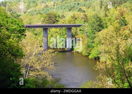 Eine Brücke für den Blue Ridge Parkway führt den Verkehr über einen Fluss und ist von wunderschönen Wäldern und Waldlandschaften umgeben Stockfoto