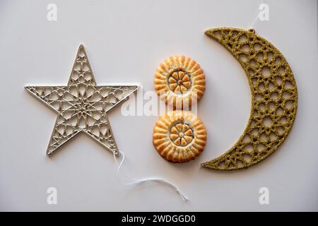 Es gab eine Auswahl an Grießmaamoul-Keksen mit Sichel-, Stern- und Ramadan-Dekorationen. Traditionelle arabische Süßigkeiten für Eid al Adha und Eid al Fitr c Stockfoto