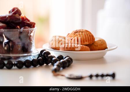 Es gab eine Auswahl an Grießmaamoul-Keksen mit Sichel-, Stern- und Ramadan-Dekorationen. Traditionelle arabische Süßigkeiten für Eid al Adha und Eid al Fitr c Stockfoto