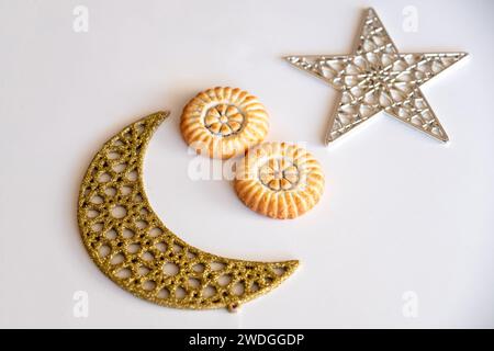 Es gab eine Auswahl an Grießmaamoul-Keksen mit Sichel-, Stern- und Ramadan-Dekorationen. Traditionelle arabische Süßigkeiten für Eid al Adha und Eid al Fitr c Stockfoto