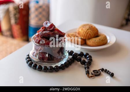 Es gab eine Auswahl an Grießmaamoul-Keksen mit Sichel-, Stern- und Ramadan-Dekorationen. Traditionelle arabische Süßigkeiten für Eid al Adha und Eid al Fitr c Stockfoto