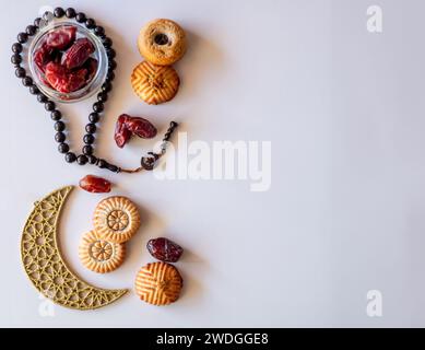 Es gab eine Auswahl an Grießmaamoul-Keksen mit Sichel-, Stern- und Ramadan-Dekorationen. Traditionelle arabische Süßigkeiten für Eid al Adha und Eid al Fitr c Stockfoto