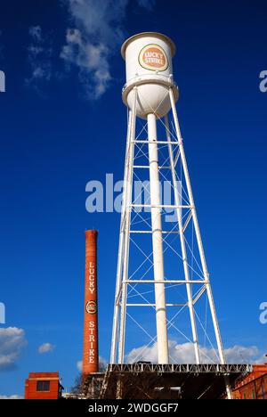 Der Rauchstapel und der Wasserturm tragen noch heute den Namen einer Zigarettenmarke über der ehemaligen Tabakfabrik, heute ein Unterhaltungsviertel Stockfoto