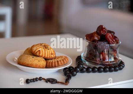 Es gab eine Auswahl an Grießmaamoul-Keksen mit Sichel-, Stern- und Ramadan-Dekorationen. Traditionelle arabische Süßigkeiten für Eid al Adha und Eid al Fitr c Stockfoto