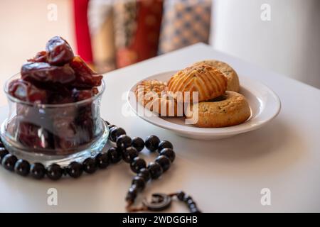 Es gab eine Auswahl an Grießmaamoul-Keksen mit Sichel-, Stern- und Ramadan-Dekorationen. Traditionelle arabische Süßigkeiten für Eid al Adha und Eid al Fitr c Stockfoto