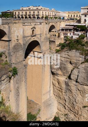 Die Brücke Puente Nuevo in Ronda, Spanien, trennt die Altstadt von der Neustadt. Stockfoto