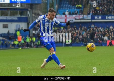 Pol Valentín von Sheffield Wednesday kreuzt den Ball während des Sky Bet Championship Matches Sheffield Wednesday vs Coventry City at Hillsborough, Sheffield, Großbritannien, 20. Januar 2024 (Foto: Craig Cresswell/News Images) Stockfoto