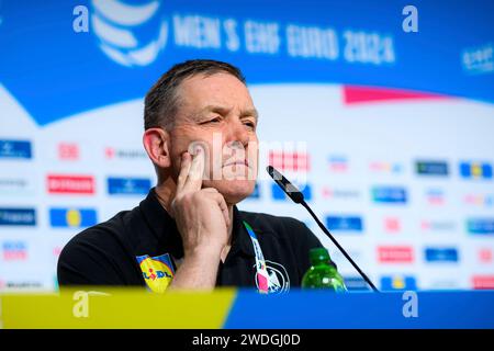 Köln, Deutschland: Handball EM 2024 - Hauptrunde - Deutschland - Oesterreich Trainer Alfred Gislason (Deutschland) in der Pressekonferenz, nachdenklich/GrÃ belnd/gruebelnd Stockfoto